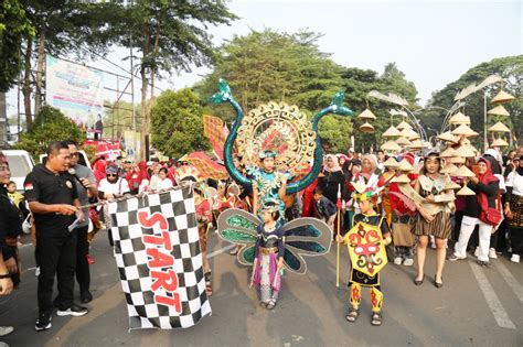 Lepas Peserta Jalan Santai Karakter Dan Budaya Wali Kota Serang