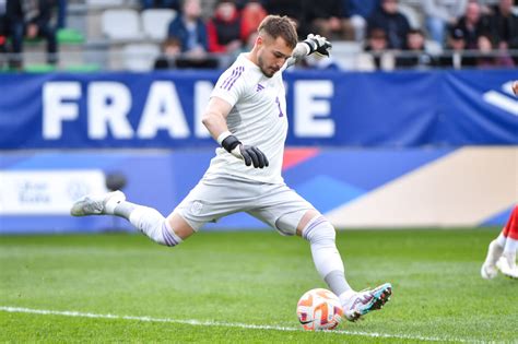 Le PSG espère convaincre Arnau Tenas France Paris Saint Germain