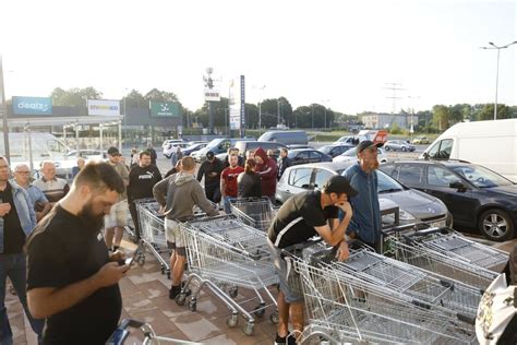 Bytom Nowy Lidl otwarty Klienci ustawili się w kolejce już przed 6 00