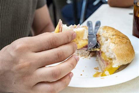 Homme Mangeant Du Jambon Et Du Fromage Sandwich Photo Stock Image Du