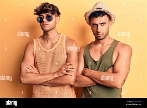 Jeune Couple Gay Portant Des V Tements D T Sceptique Et Nerveux D Sapprouvant L Expression
