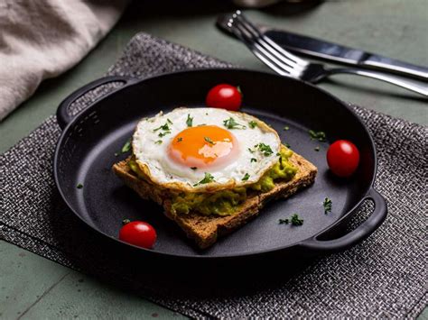 Avocado toast with eggs - Diet Cafe