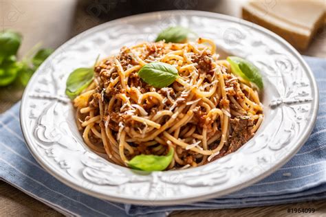 Italiaanse Pasta Spaghetti Bolognese Geserveerd Op Witte Plaat Met