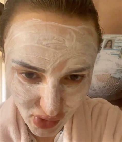 Arisa Dettaglio Hot Sui Social Un Quadro Con Modella In Reggiseno