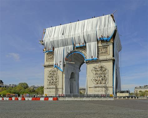 Christo Emballe Larc De Triomphe Et Fait Vibrer La Lumi Re Place De L