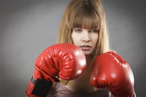 Guantes De Boxeo De La Mujer Que Desgastan Foto De Archivo Imagen De