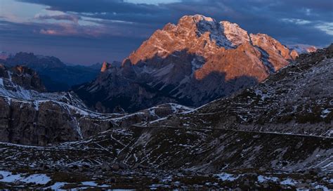 Impresionante Toma De Un Paisaje En Los Alpes Italianos Bajo El Cielo