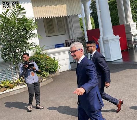 Begini Tanggapan Ceo Apple Tim Cook Setelah Jokowi Minta Bangun Pabrik