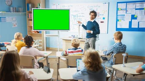 Elementary School Physics Teacher Uses Interactive Digital Whiteboard