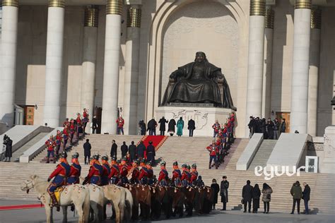 Фото Төрийн гурван өндөрлөг Их эзэн Чингис хааны хөшөөнд хүндэтгэл