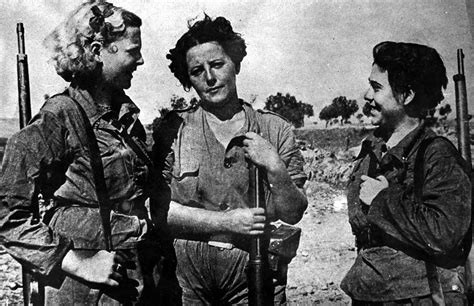 Milicianas 30 Amazing Photos Of Female Combatants In The Spanish Civil