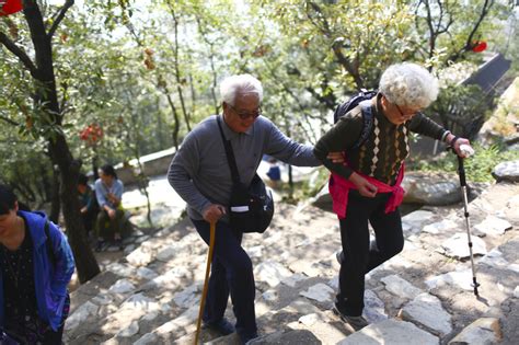 重阳节登山图片大全重阳节登高的画 伤感说说吧