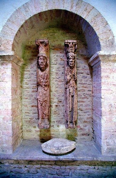 Abbaye St Philibert de Tournus région Bourgogne fûts de colonnes