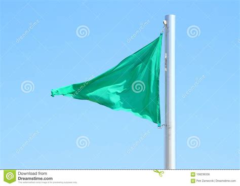 Bandeira Verde Que Funde No Vento Foto De Stock Imagem De C U Vara