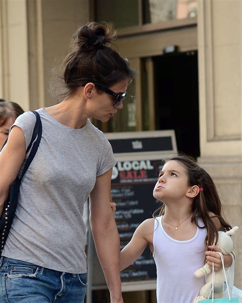 Suri Cruise E Katie Holmes Fazem Careta Durante Passeio Por Nova York