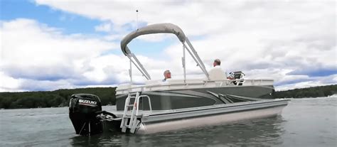 Deck Boat vs Pontoon Boat: What are the Differences? - Pontooners