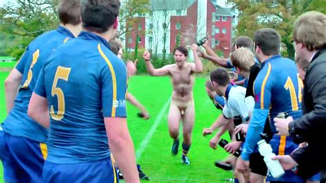 Guy s naked lap in front of team mates ThisVid em inglês