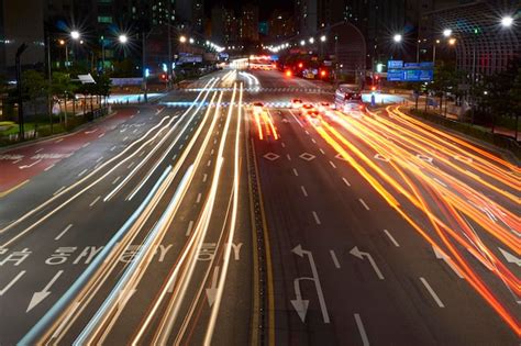 Vista De Alto Ngulo De Trilhas De Luz Na Rua Da Cidade Foto Premium