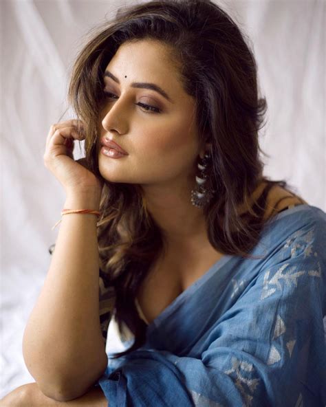 Saree Mein Hot Nari Rashami Desai Sets Internet On Fire With Her Super Hot Deep Neck Blouse