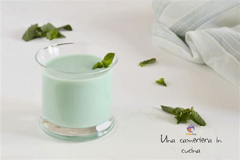 Latte E Menta Una Cameriera In Cucina