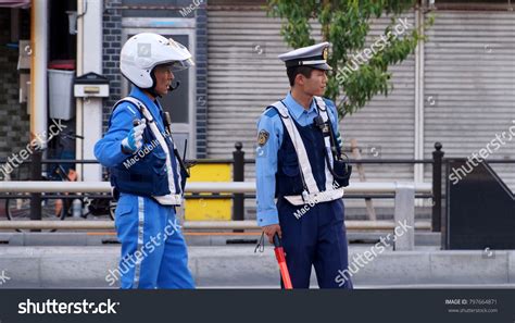 警察官 日本1716点を超えるロイヤリティフリーでライセンス可能な写真素材 Shutterstock