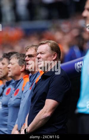 Amburgo Allenatore Nazionale Ronald Koeman Durante La Partita Uefa