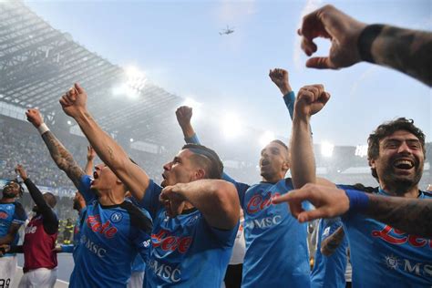 Festa Scudetto Di Lorenzo Alza Il Trofeo Al Cielo E Fa Esplodere Di