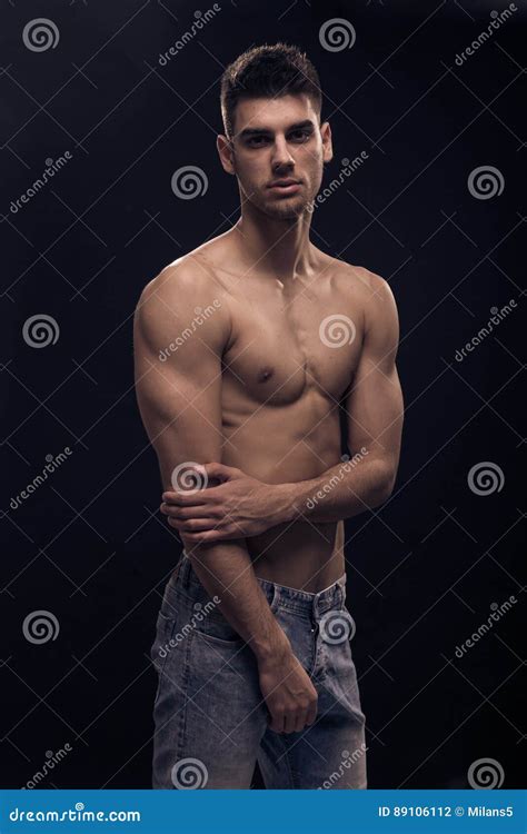 Un Hombre Joven Muscular Foto De Archivo Imagen De Manera