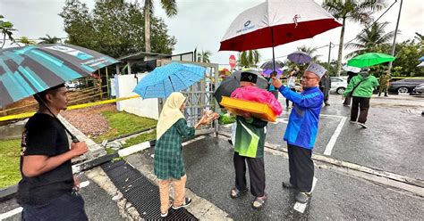 Pru Hujan Lebat Tak Halang Orang Ramai Keluar Mengundi Berita Harian