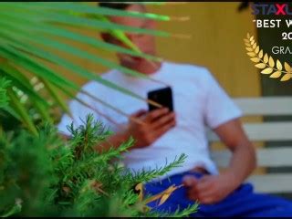 STAXUS 我发现园丁在自慰并向他提供我所有的帮助 Pornhub Gay