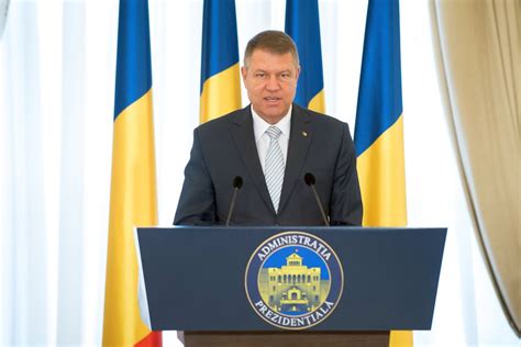 Iohannis a promulgat legea care le dă dreptul aleşilor locali să facă