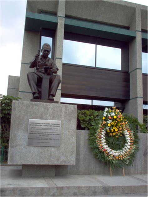 Monumento al zapatero en la ciudad mexicana de León - Guanajuato