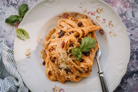 TOMAAT­TINEN TOFUPASTA PEHMEÄSTÄ TOFUSTA | Pasta | Reseptit