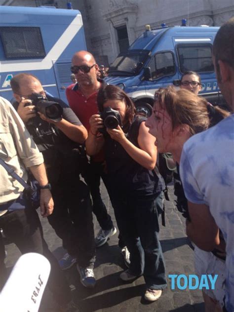 Diritto Alla Casa Tensione E Scontri A Roma Le Foto Di Romatoday