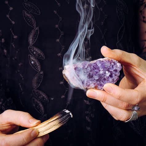 Come Purificare I Cristalli Rituale Dello Smudging Con Il Palo Santo