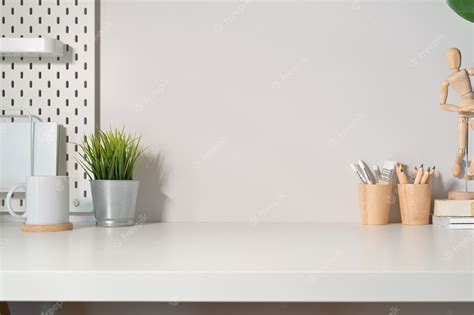 Mesa de espacio de trabajo de escritorio minimalista moderna y espacio ...