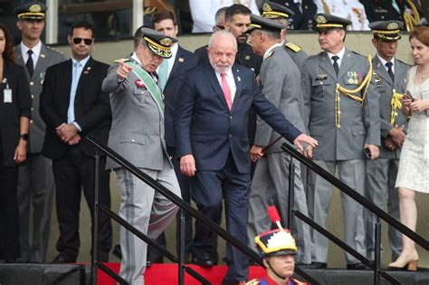 Lula Participa De Celebra O Do Dia Do Ex Rcito Em Tentativa De