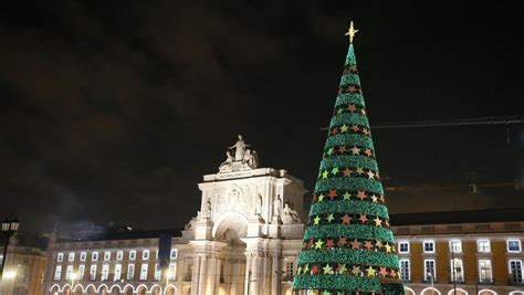 Iluminação de Natal leva mais pessoas à baixa lisboeta mas não aumenta