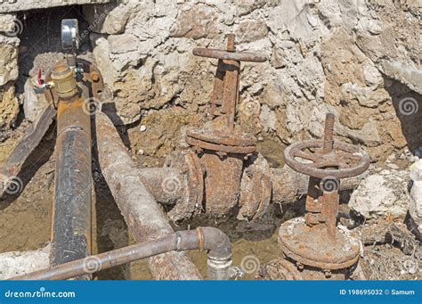 Alte Rostige Wasserleitungen Stockfoto Bild Von Klempnerarbeit