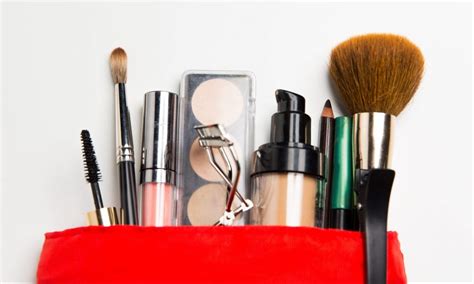 8 Basic Makeup Essentials To Keep In Your Makeup Bag