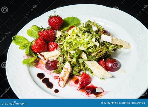 Ensalada Del Tomate De Fresa Con El Queso Feta Aceite De Oliva En