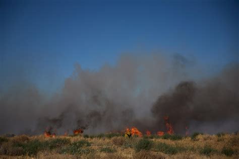 Fuertes Vientos Avivan Los Incendios Forestales Activos En El Sur De