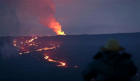 美国夏威夷两座火山持续喷发 当地派出国民警卫队冒纳罗亚高速公路