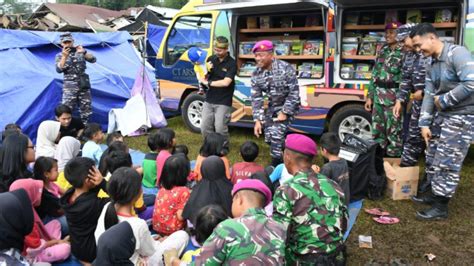 Potret Saat Tim Psikologi TNI AL Berikan Trauma Healing Untuk Korban