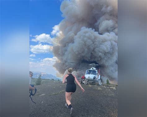Helicopter flies through smoke to rescue hikers from B.C. wildfire