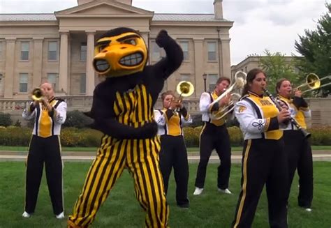 Big10 Mascots 'Shake it Off' in Taylor Swift Parody | RTM - RightThisMinute