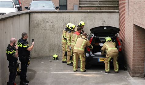 Flinke Schade Aan Auto Na Botsing Tegen Muur Op Het Poeldijksepad In