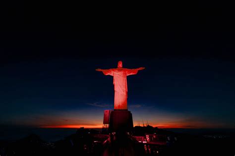 Cristo Redentor Fica Iluminado Vermelho Em Comemora O Ao Dia Do