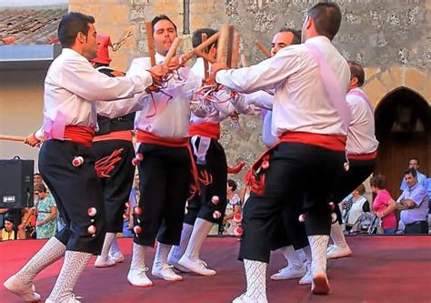 Descubre el nombre del baile típico de Castilla y León