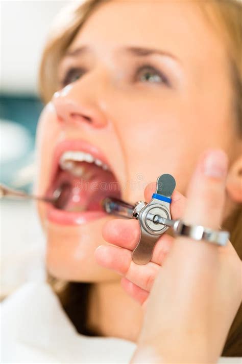 Seringa O Dentista Dá a Anestesia Imagem de Stock Imagem de dente